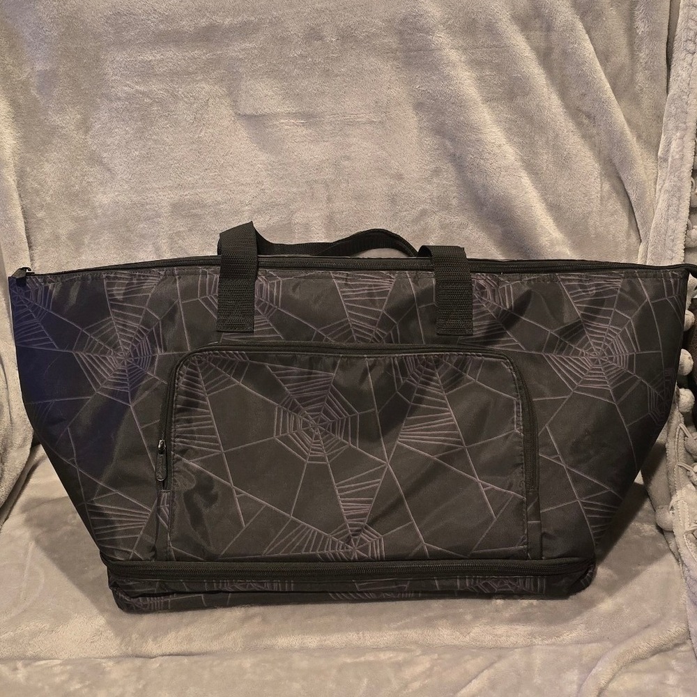 Thirty-One Take and Bake Party Thermal Casserole Carrier Cooler Spider Web Black